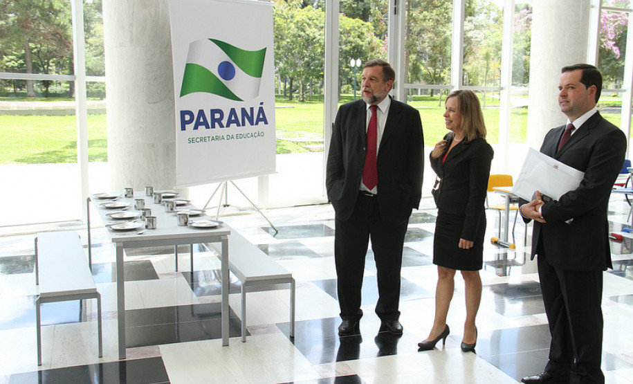 Investimentos para a Educação No anúncio dos investimentos para a Educação, referente ao ano letivo de 2013, no Palácio Iguaçu. <br />
<br />
Veja mais fotos em: <a href="http://www.flickr.com/photos/flavioarns/sets/72157632633842528/" target="_blank">http://www.flickr.com/photos/flavioarns/</a>