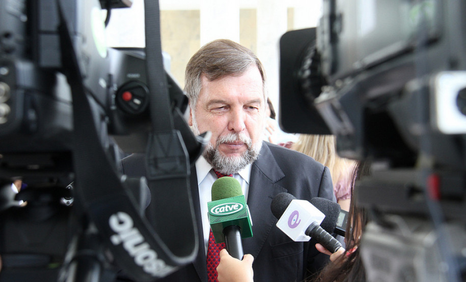 Investimentos para a Educação No anúncio dos investimentos para a Educação, referente ao ano letivo de 2013, no Palácio Iguaçu. <br />
<br />
Veja mais fotos em: <a href="http://www.flickr.com/photos/flavioarns/sets/72157632633842528/" target="_blank">http://www.flickr.com/photos/flavioarns/</a>