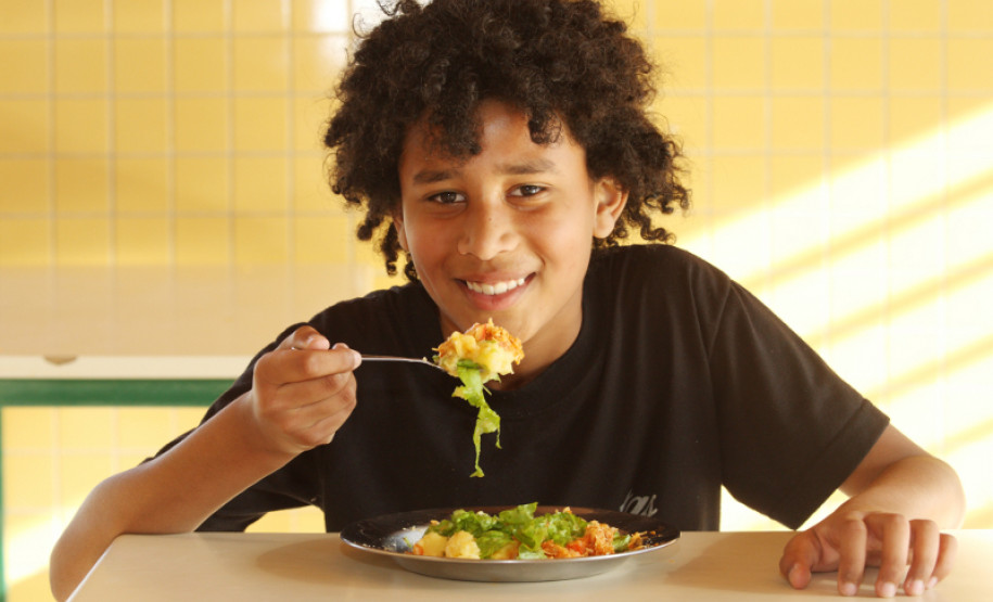 Merenda escolar terá 85% mais alimentos da agricultura familiar Aluno do Colégio Estadual Amyntas de Barros. Foto de arquivo.