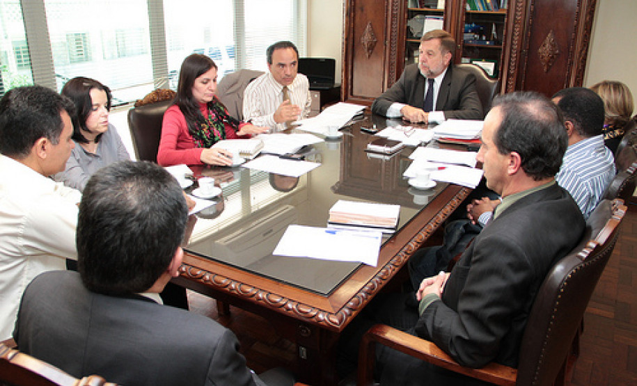 Encontro mensal serviu para discutir pautas da Educação como equiparação salarial, progressões, promoções, matrículas e composição de turmas em 2012.