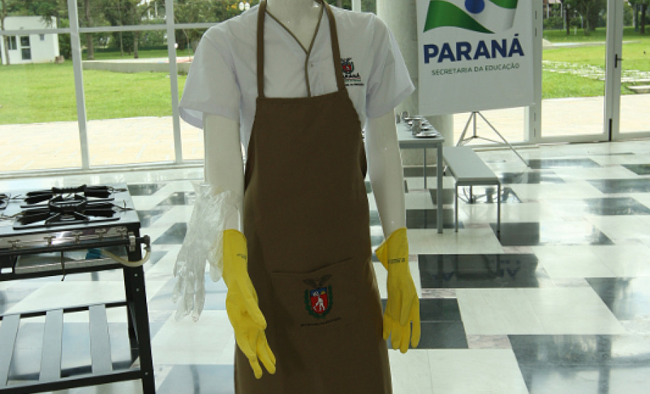 Os Núcleos Regionais de Educação, responsáveis pela distribuição dos equipamentos nas escolas de cada região do estado, já começaram a receber os lotes dos novos conjuntos de EPIs.