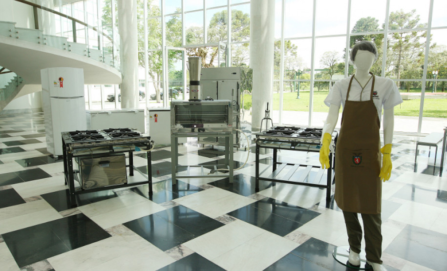 A Secretaria de Estado da Educação fornecerá uniformes e equipamentos de proteção individual (EPIs) para mais de 5,4 mil profissionais que trabalham nas cozinhas da Rede Estadual de Ensino.