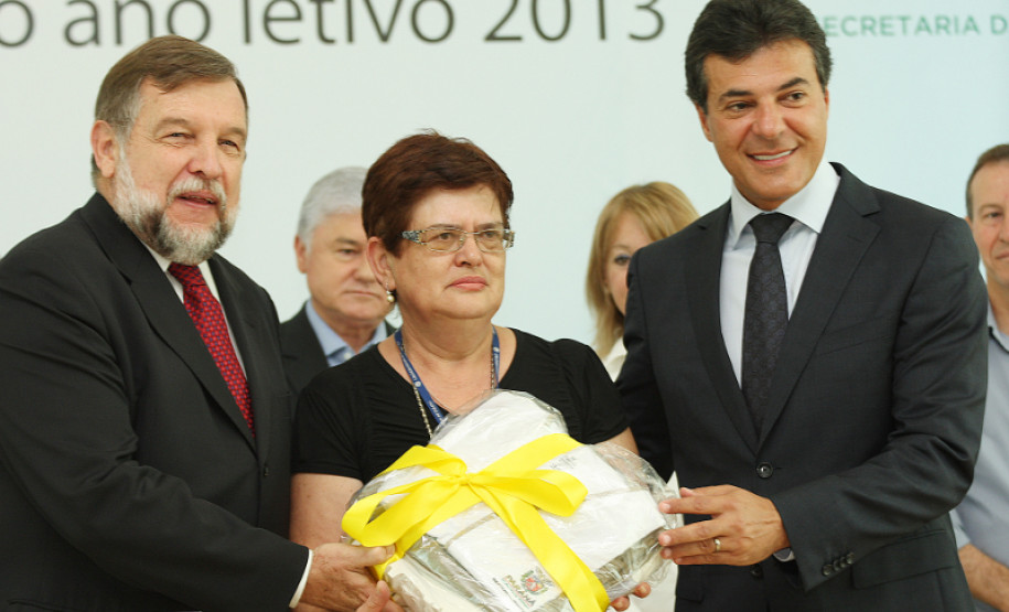 A Secretaria de Estado da Educação fornecerá uniformes e equipamentos de proteção individual (EPIs) para mais de 5,4 mil profissionais que trabalham nas cozinhas da Rede Estadual de Ensino.