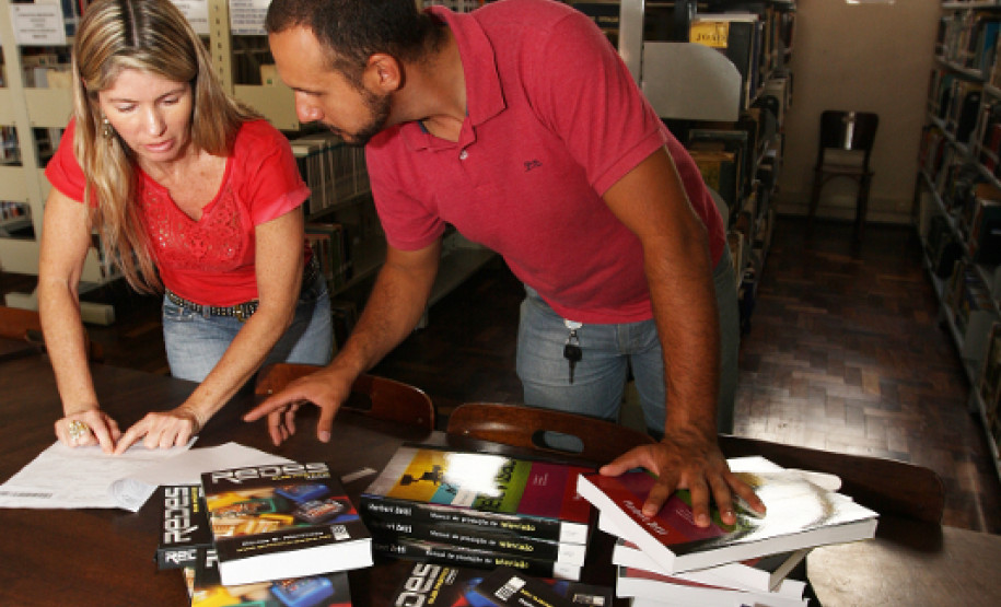 Curitiba,PR 28 de Janeiro de 2013 - Colégio Estadual do Paraná - Entrega de acervo Bibliográfico para cursos técnicos. (e) Diretora do Colégio Estadual do Paraná, Laureci Schmitz Rauth
