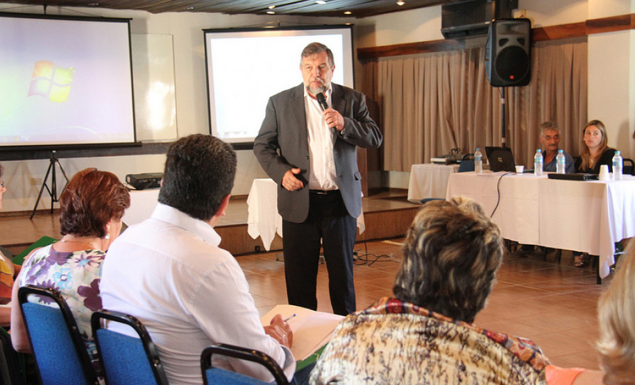 Flávio Arns fala aos chefes dos Núcleos Regionais de Educação durante encontro promovido pela Secretaria da Educação.