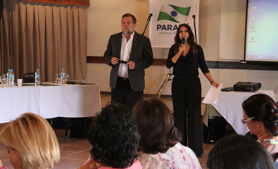 A superintendente da Educação, Eliane Rocha, ao lado do secretário Flávio Arns.
