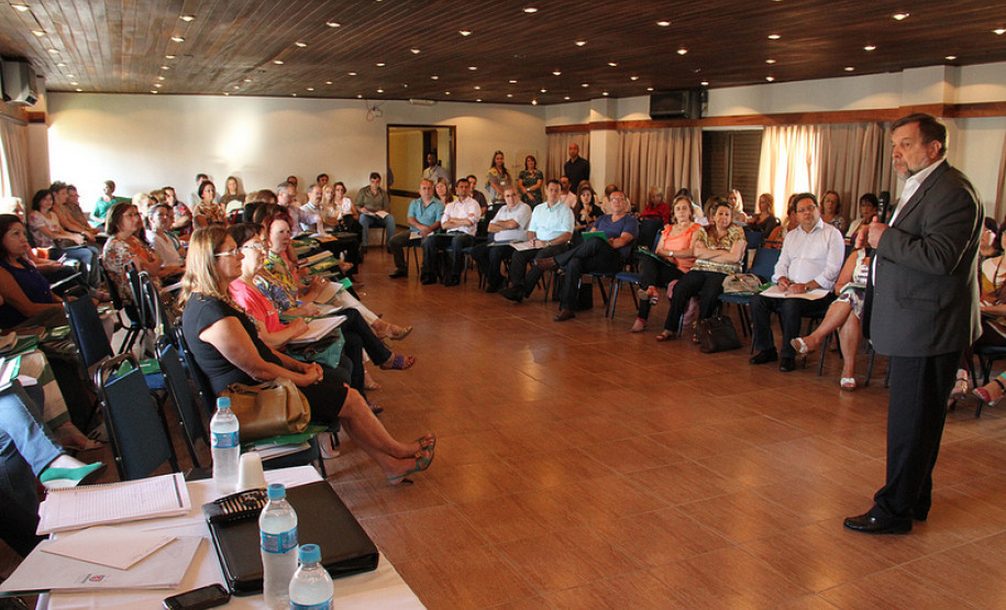 Flávio Arns fala aos chefes dos Núcleos Regionais de Educação durante encontro promovido pela Secretaria da Educação.