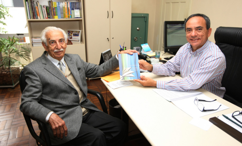 Mamed apresentou à Secretaria da Educação a “Coletânea Academia Paranaense da Poesia”, na qual é um dos coautores. O livro foi lançado em dezembro.