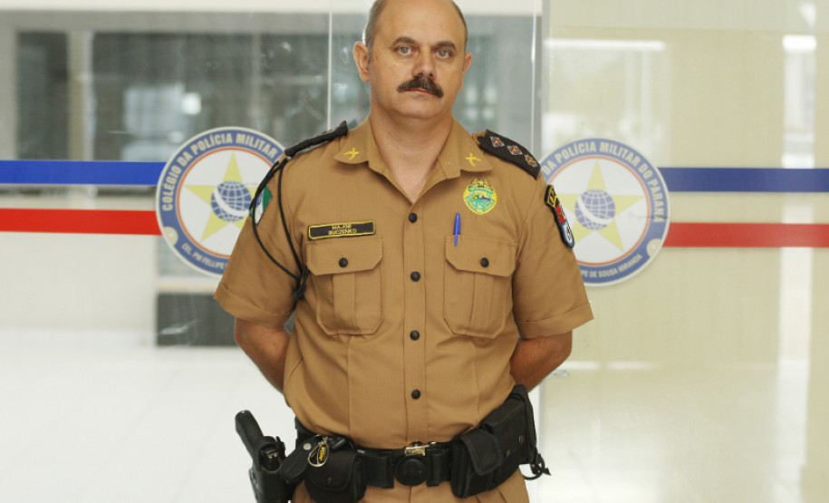 “Estamos atualizando os conhecimentos necessários ao efetivo, na atividade da segurança pública, para padronização, e para uma atuação adequada nas escolas do Paraná”, ressaltou o major Gérson Buczenko, comandante do Batalhão da Patrulha Escolar Comunitária.