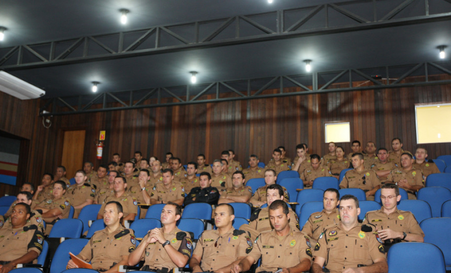 Policiais militares que atuam no Batalhão da Patrulha Escolar Comunitária estão participando até sexta-feira (1º) de um curso de nivelamento, como preparação para o início das aulas nas escolas paranaenses.