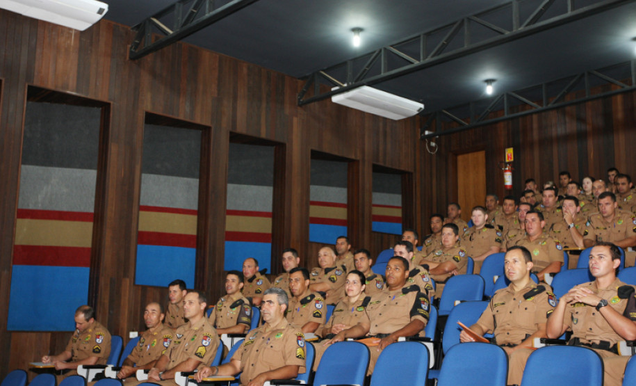 O curso ocorre simultaneamente em Curitiba, Londrina, Foz do Iguaçu, Cascavel e Guarapuava e tem a participação de cerca de 450 militares.