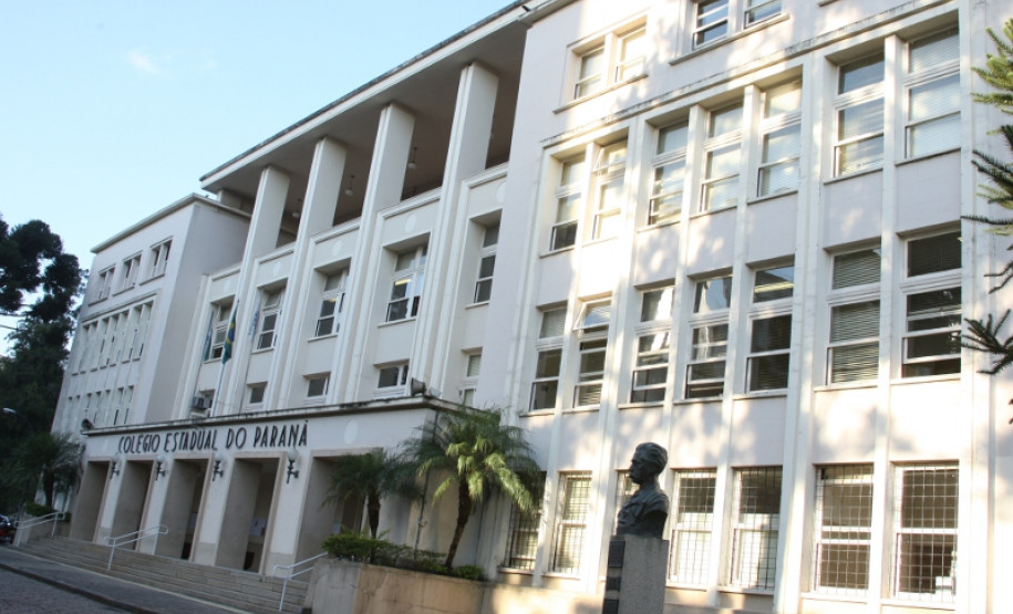 Desenvolvido no contraturno para estudantes que estão concluindo o ensino médio no Colégio Estadual do Paraná, o Cursinho aprovou 170 alunos entre os 500 que participaram do curso em 2012.