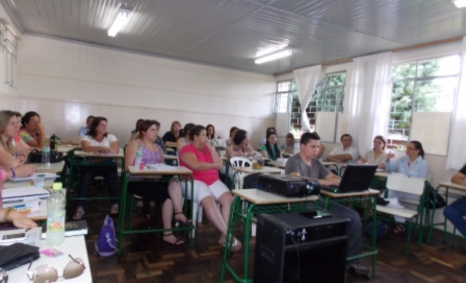 Em mensagem gravada de boas vindas ao ano letivo de 2013, o governador ressaltou os avanços na educação do Paraná ao afirmar que a Semana Pedagógica é a primeira de uma série de atividades previstas para elevar a qualidade de ensino e aprendizagem.