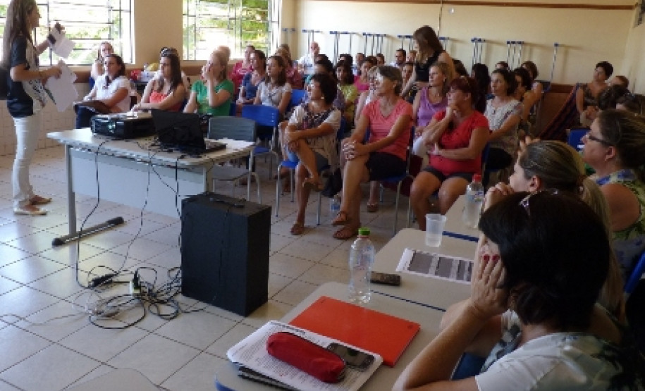 Em mensagem gravada de boas vindas ao ano letivo de 2013, o governador ressaltou os avanços na educação do Paraná ao afirmar que a Semana Pedagógica é a primeira de uma série de atividades previstas para elevar a qualidade de ensino e aprendizagem.