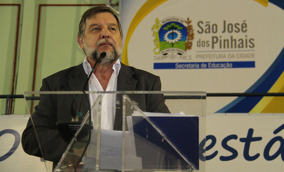 O vice-governador e secretário de Estado da Educação, Flávio Arns, participou nesta terça-feira (5) do encerramento da semana pedagógica da Secretaria Municipal de Educação de São José dos Pinhais, Região Metropolitana de Curitiba.<br />
<br />
Veja mais fotos em: <a href=" http://www.flickr.com/photos/flavioarns/sets/72157632695361760/" target="_blank"> http://www.flickr.com/photos/flavioarns/</a>