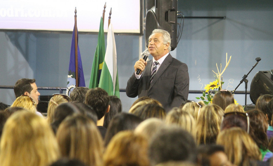 “Todas as áreas de atuação do governo são importantes, mas a educação tem um sentimento especial porque lida com o futuro, lida com nossas crianças e jovens”, destacou o prefeito de São José dos Pinhais, Luiz Carlos Setim.<br />
<br />
Veja mais fotos em: <a href=" http://www.flickr.com/photos/flavioarns/sets/72157632695361760/" target="_blank"> http://www.flickr.com/photos/flavioarns/</a>