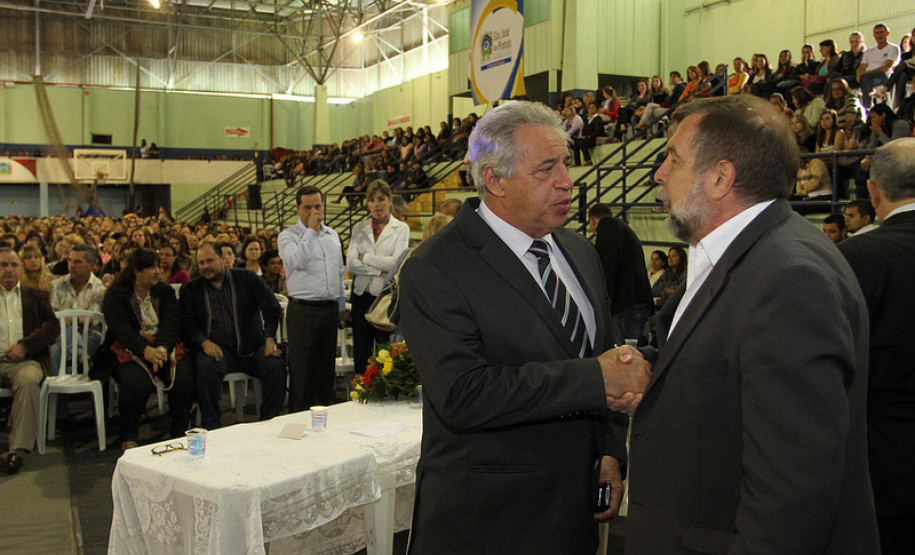 O prefeito ainda agradeceu a presença do vice-governador no evento, ao afirmar que Arns traz o apoio do governo do estado para a melhoria do ensino e as reivindicações do município.<br />
<br />
Veja mais fotos em: <a href=" http://www.flickr.com/photos/flavioarns/sets/72157632695361760/" target="_blank"> http://www.flickr.com/photos/flavioarns/</a>