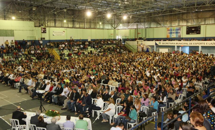 O município de são José dos Pinhais possui cerca de três mil servidores que atuam na educação, entre professores, pedagogos, educadores e funcionários.