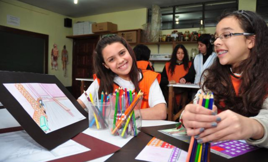 A Secretaria de Estado da Educação ultrapassou a meta inicial estipulada de implantar educação integral em 500 estabelecimentos da rede estadual de educação básica. Na foto, alunos do Colégio Narciso Mendes, participam de atividades extra-classe.