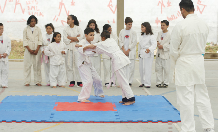 A Secretaria de Estado da Educação ultrapassou a meta inicial estipulada de implantar educação integral em 500 estabelecimentos da rede estadual de educação básica. Na foto, alunos do Colégio Narciso Mendes, participam de atividades extra-classe.