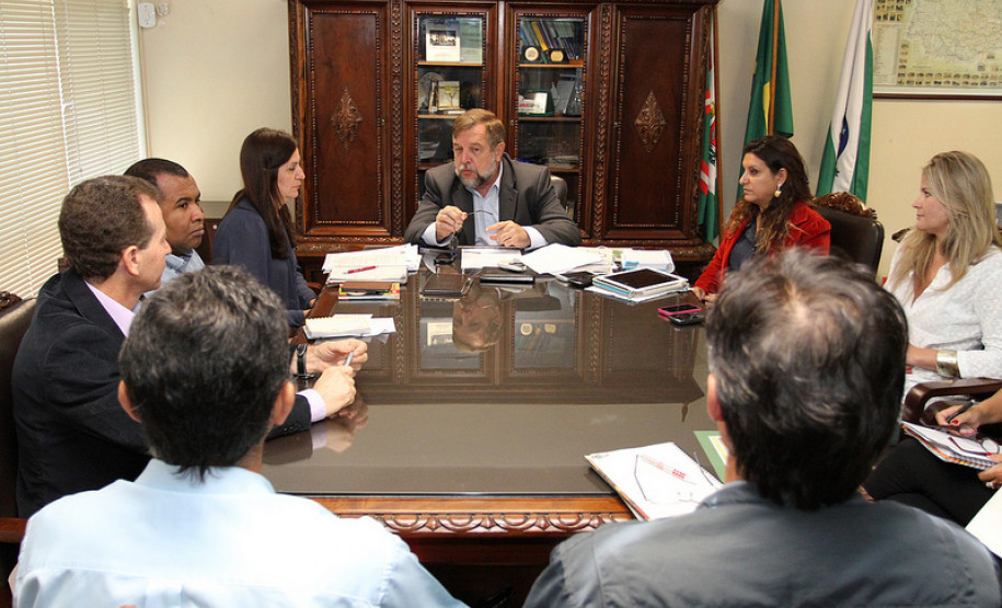 O secretário informou que será encaminhada à Assembleia Legislativa proposta que inclui o direito a promoções na carreira de agentes educacionais 1 e 2.<br />
<br />
Veja mais fotos em: <a href=" http://www.flickr.com/photos/flavioarns/sets/72157632718138470/" target="_blank"> http://www.flickr.com/photos/flavioarns/</a>