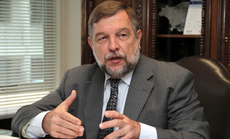 Em entrevista, o vice-governador e secretário da Educação fala sobre a organização do calendário escolar para 2013 e investimentos feitos nas escolas.