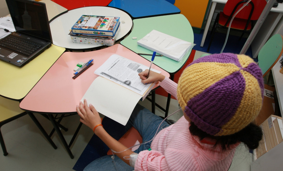 Programa oferece apoio educacional aos alunos que estão impossibilitados de frequentar a escola devido à internação hospitalar ou tratamento de saúde.