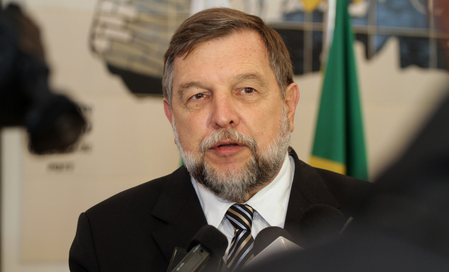 A Secretaria de Estado da Educação vai oferecer atividades em tempo integral para estudantes de escolas próximas às Unidades Paraná Seguro (UPS), para dar opção de atividades aos jovens, evitando que se envolvam com a criminalidade. O anúncio foi feito pelo secretário estadual da Educação e vice-governador Flávio Arns, nesta quinta-feira (14/01), quando teve início o ano letivo 2013 da rede estadual de ensino.