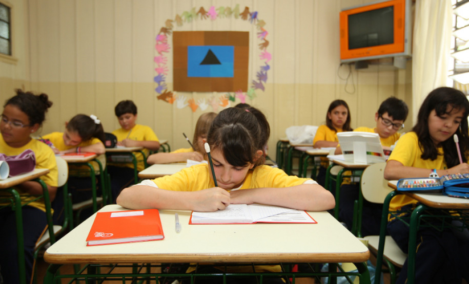 CURITIBA,PR 14 DE FEVEREIRO DE 2013 - Cerca de 1,3 milhão de alunos da rede estadual de educação do paraná, voltaram às salas de aula nesta quinta (14) - Escola Angelo Trevisan em Curitiba/PR.