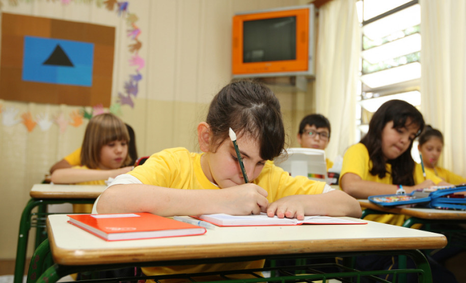 CURITIBA,PR 14 DE FEVEREIRO DE 2013 - Cerca de 1,3 milhão de alunos da rede estadual de educação do paraná, voltaram às salas de aula nesta quinta (14) - Escola Angelo Trevisan em Curitiba/PR.