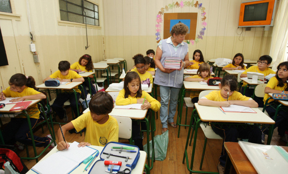 CURITIBA,PR 14 DE FEVEREIRO DE 2013 - Cerca de 1,3 milhão de alunos da rede estadual de educação do paraná, voltaram às salas de aula nesta quinta (14) - Escola Angelo Trevisan em Curitiba/PR.
