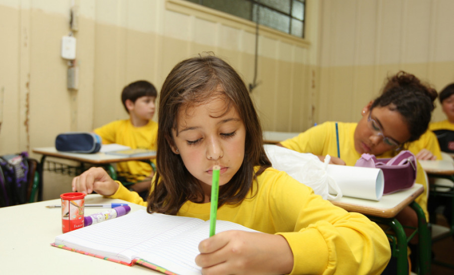 CURITIBA,PR 14 DE FEVEREIRO DE 2013 - Cerca de 1,3 milhão de alunos da rede estadual de educação do paraná, voltaram às salas de aula nesta quinta (14) - Escola Angelo Trevisan em Curitiba/PR.