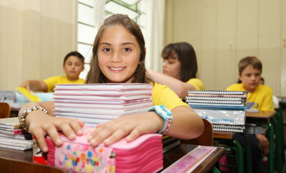CURITIBA,PR 14 DE FEVEREIRO DE 2013 - Cerca de 1,3 milhão de alunos da rede estadual de educação do paraná, voltaram às salas de aula nesta quinta (14) - Escola Angelo Trevisan em Curitiba/PR.
