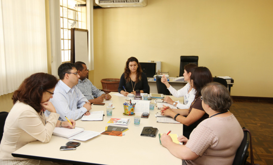 A novidade neste ano é a redução de 16 para 15 aulas semanais para professores, dando mais tempo para planejamento, correção de provas e aperfeiçoamento profissional. A Secretaria de Estado da Educação está elaborando um documento de orientação para garantir que a hora-atividade tenha qualidade. A proposta foi apresentada nesta sexta-feira (15), em Curitiba, durante reunião com representantes da APP-Sindicato e deve ser encaminhada às escolas após debate com a categoria.