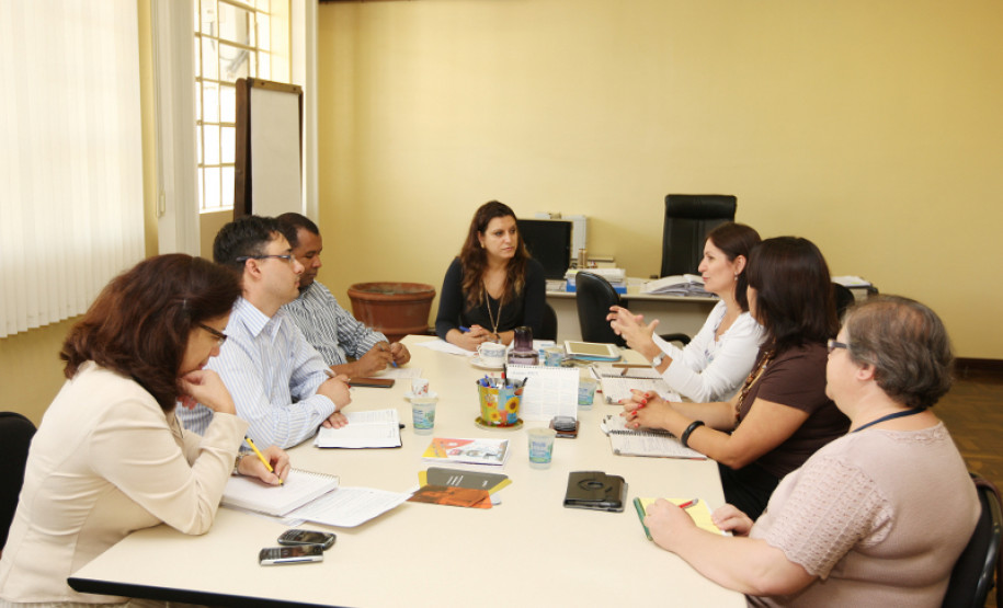 A novidade neste ano é a redução de 16 para 15 aulas semanais para professores, dando mais tempo para planejamento, correção de provas e aperfeiçoamento profissional. A Secretaria de Estado da Educação está elaborando um documento de orientação para garantir que a hora-atividade tenha qualidade. A proposta foi apresentada nesta sexta-feira (15), em Curitiba, durante reunião com representantes da APP-Sindicato e deve ser encaminhada às escolas após debate com a categoria.