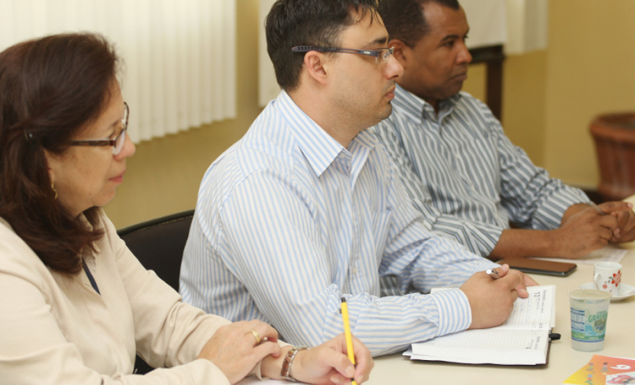 A novidade neste ano é a redução de 16 para 15 aulas semanais para professores, dando mais tempo para planejamento, correção de provas e aperfeiçoamento profissional. A Secretaria de Estado da Educação está elaborando um documento de orientação para garantir que a hora-atividade tenha qualidade. A proposta foi apresentada nesta sexta-feira (15), em Curitiba, durante reunião com representantes da APP-Sindicato e deve ser encaminhada às escolas após debate com a categoria.