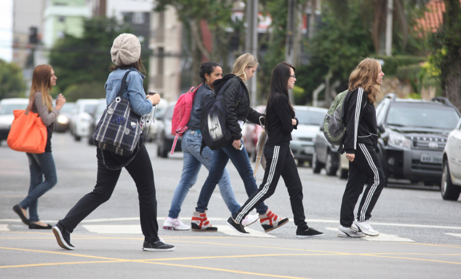 A distribuição antecipada das aulas e das funções para cerca de 88 mil profissionais da educação garantiu que todas as 2.100 escolas da rede estadual iniciassem o ano letivo sem falta de professores e pedagogo. Com o planejamento da Secretaria de Estado da Educação, os 1,3 milhão de alunos que estudam em colégios e escolas em todo o Estado entraram nas salas, nesta quinta-feira (14), com tranquilidade.
Colégio Estadual Júlia Wanderley.