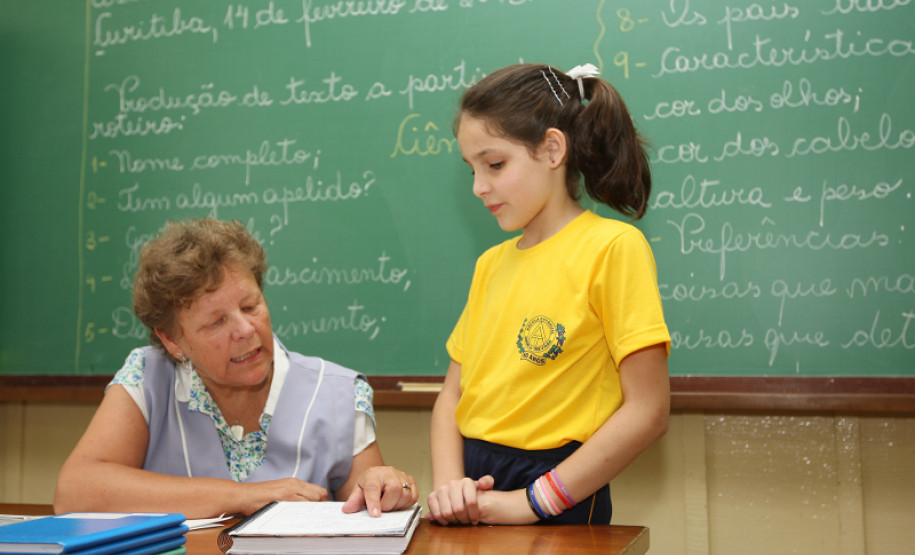 A distribuição antecipada das aulas e das funções para cerca de 88 mil profissionais da educação garantiu que todas as 2.100 escolas da rede estadual iniciassem o ano letivo sem falta de professores e pedagogo. Com o planejamento da Secretaria de Estado da Educação, os 1,3 milhão de alunos que estudam em colégios e escolas em todo o Estado entraram nas salas, nesta quinta-feira (14), com tranquilidade.
Escola Angelo Trevisan.