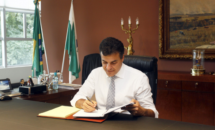 O governador Beto Richa confirmou nesta segunda-feira (18/02) a realização de concurso público para a contratação de 13.771 novos professores e pedagogos para a rede estadual de educação.