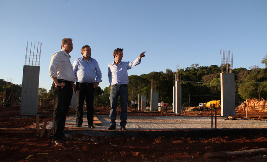 Vice-governador e secretário de Estado da Educação, Flávio Arns,.visita obras do Centro Estadual de Educação Profissional de Laranjeiras do Sul.  O futuro CEEP já está com 10% da obra concluída. A previsão de entrega do novo prédio escolar é em julho de 2012.