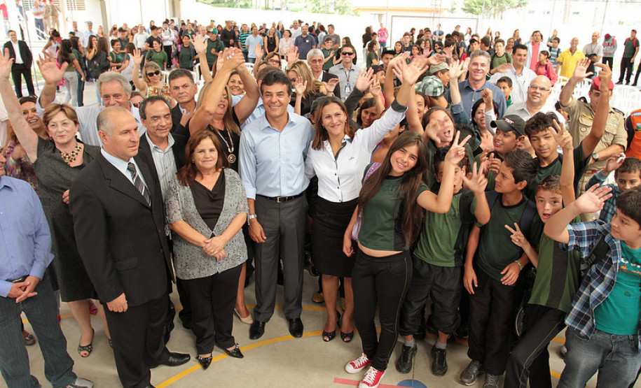 Inaugurado novo Colégio Estadual Tarsila do Amaral O governador Beto Richa inaugurou as novas instalações do Colégio Estadual Tarsila do Amaral, em São José dos Pinhais, nesta segunda-feira (18)
