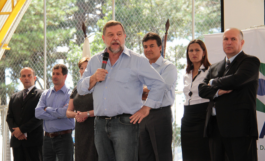 Inaugurado novo Colégio Estadual Tarsila do Amaral O governador Beto Richa inaugurou as novas instalações do Colégio Estadual Tarsila do Amaral, em São José dos Pinhais, nesta segunda-feira (18)