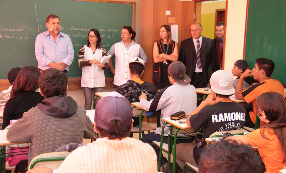 Inaugurado novo Colégio Estadual Tarsila do Amaral Mais cedo no mesmo dia, o vice-governador e secretário da Educação, Flávio Arns, visitou o Colégio Estadual Zilda Arns, em Borda do Campo.<br />
<br />
Veja mais fotos em: <a href="http://www.flickr.com/photos/flavioarns/sets/72157632796770813/" target="_blank">http://www.flickr.com/photos/flavioarns/</a>