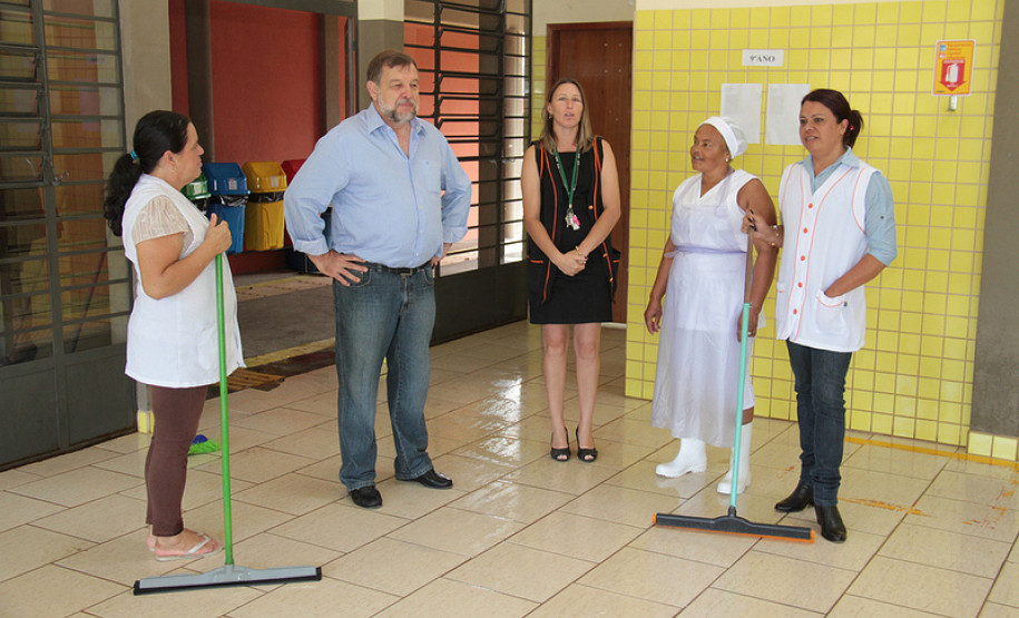 Inaugurado novo Colégio Estadual Tarsila do Amaral Mais cedo no mesmo dia, o vice-governador e secretário da Educação, Flávio Arns, visitou o Colégio Estadual Zilda Arns, em Borda do Campo.<br />
<br />
Veja mais fotos em: <a href="http://www.flickr.com/photos/flavioarns/sets/72157632796770813/" target="_blank">http://www.flickr.com/photos/flavioarns/</a>