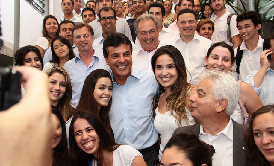 Richa entregou aos alunos do Colégio Estadual Hugo Simas, a nova quadra de esportes coberta. A escola, que atende 1.970 alunos foi frequentada pelo governador quando ele vivia em Londrina e não tinha um espaço adequado para as aulas de educação física.<br />
<br />
Veja mais fotos em: <a href="http://www.flickr.com/photos/flavioarns/sets/72157632801921374/" target="_blank">http://www.flickr.com/photos/flavioarns/</a>