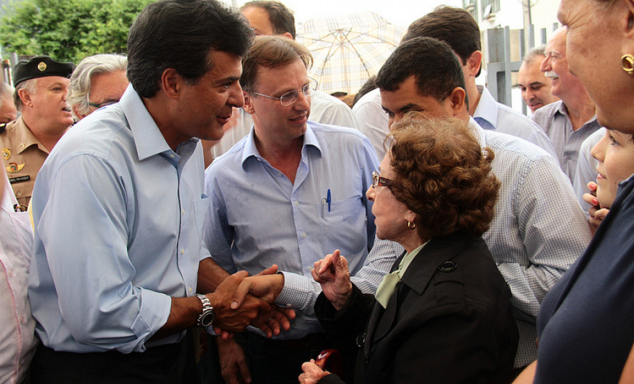 Richa entregou aos alunos do Colégio Estadual Hugo Simas, a nova quadra de esportes coberta. A escola, que atende 1.970 alunos foi frequentada pelo governador quando ele vivia em Londrina e não tinha um espaço adequado para as aulas de educação física.<br />
<br />
Veja mais fotos em: <a href="http://www.flickr.com/photos/flavioarns/sets/72157632801921374/" target="_blank">http://www.flickr.com/photos/flavioarns/</a>