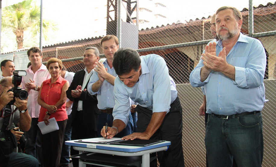 Richa entregou aos alunos do Colégio Estadual Hugo Simas, a nova quadra de esportes coberta. A escola, que atende 1.970 alunos foi frequentada pelo governador quando ele vivia em Londrina e não tinha um espaço adequado para as aulas de educação física.<br />
<br />
Veja mais fotos em: <a href="http://www.flickr.com/photos/flavioarns/sets/72157632801921374/" target="_blank">http://www.flickr.com/photos/flavioarns/</a>