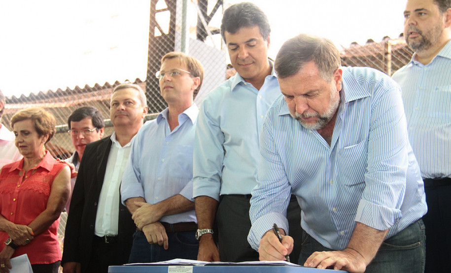 Richa entregou aos alunos do Colégio Estadual Hugo Simas, a nova quadra de esportes coberta. A escola, que atende 1.970 alunos foi frequentada pelo governador quando ele vivia em Londrina e não tinha um espaço adequado para as aulas de educação física.<br />
<br />
Veja mais fotos em: <a href="http://www.flickr.com/photos/flavioarns/sets/72157632801921374/" target="_blank">http://www.flickr.com/photos/flavioarns/</a>