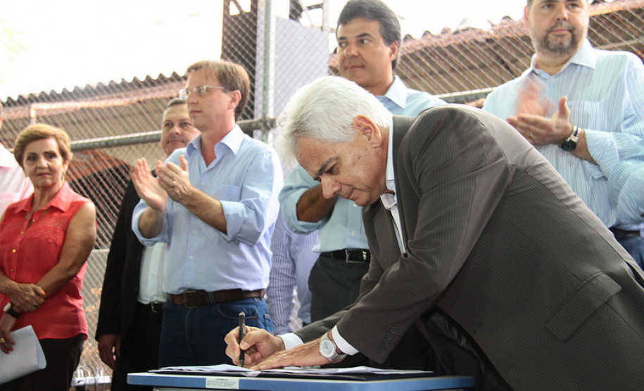 Richa entregou aos alunos do Colégio Estadual Hugo Simas, a nova quadra de esportes coberta. A escola, que atende 1.970 alunos foi frequentada pelo governador quando ele vivia em Londrina e não tinha um espaço adequado para as aulas de educação física.<br />
<br />
Veja mais fotos em: <a href="http://www.flickr.com/photos/flavioarns/sets/72157632801921374/" target="_blank">http://www.flickr.com/photos/flavioarns/</a>