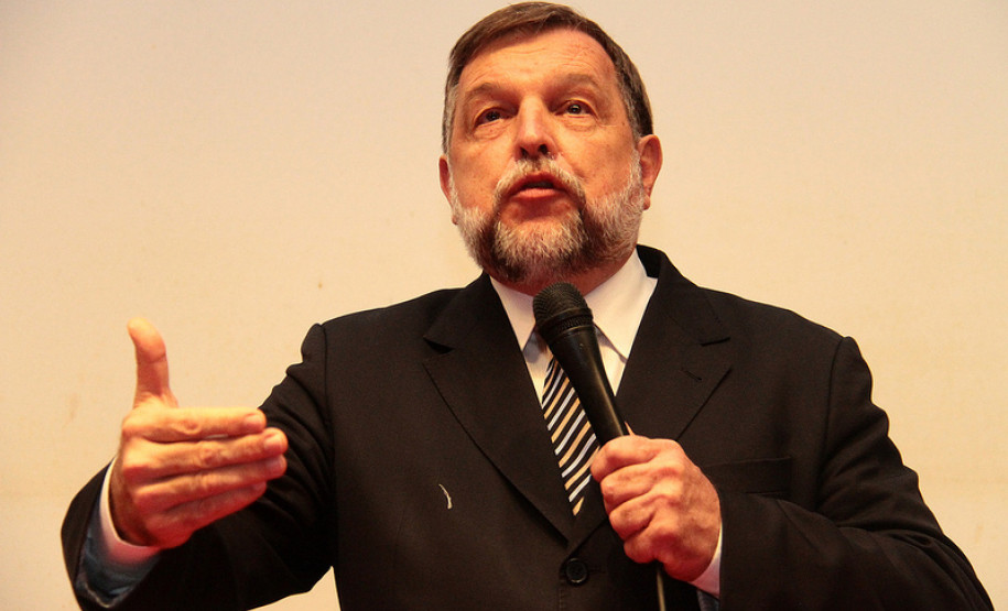 O Governo do Estado vai depositar até o fim da semana que vem a primeira das 10 parcelas mensais dos recursos destinados ao transporte escolar nos municípios.<br />
<br />
Veja mais fotos em: <a href=" http://www.flickr.com/photos/flavioarns/sets/72157632801346393/" target="_blank"> http://www.flickr.com/photos/flavioarns/</a>